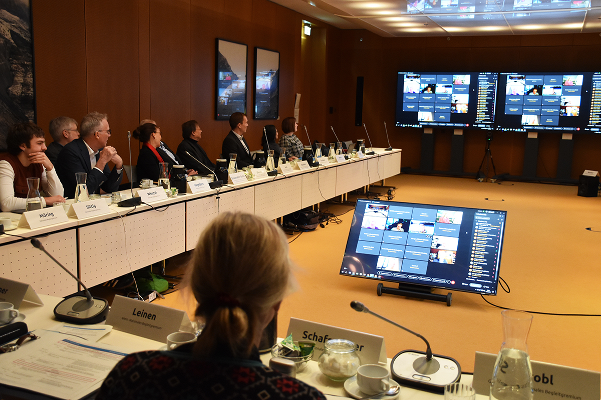 Gefüllter Sitzungsraum im Bundesumweltministerium (103. NBG-Sitzung, 14.01.2026/Berlin-Online) (Quelle: Ellen Boettcher) Gefüllter Sitzungsraum im Bundesumweltministerium (103. NBG-Sitzung, 14.01.2026/Berlin-Online)