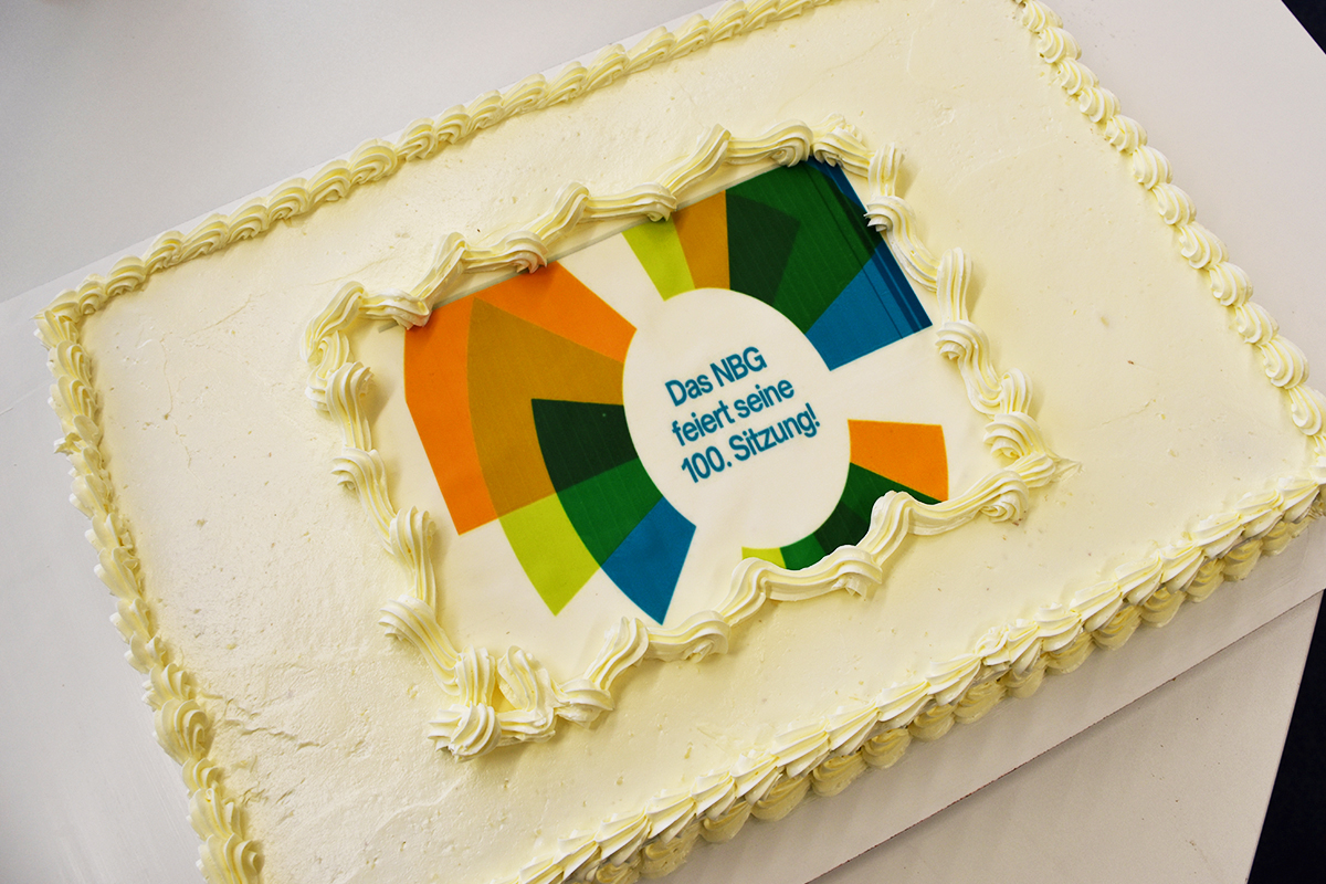 Jubiläumstorte (100. NBG-Sitzung, 14.10.2025/Berlin-Online) (Quelle: Aygül Cizmecioglu) Jubiläumstorte (100. NBG-Sitzung, 14.10.2025/Berlin-Online)