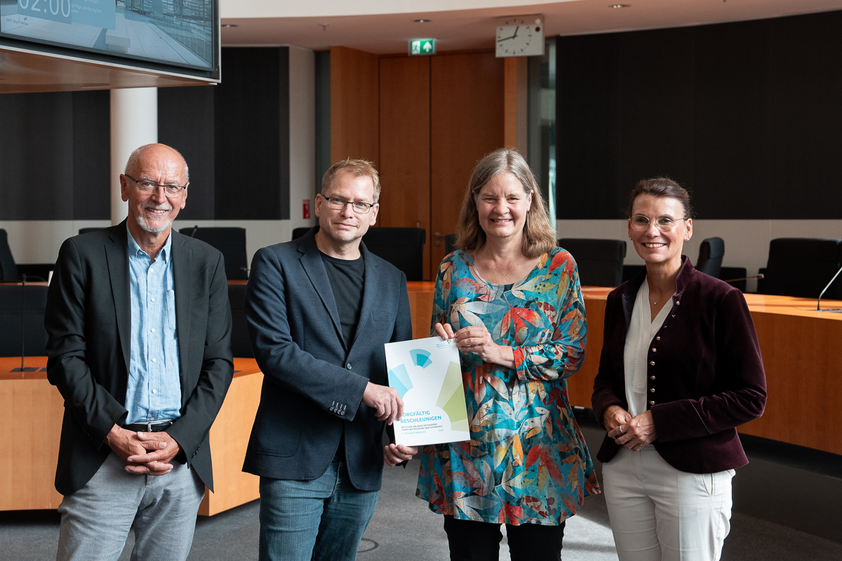 Übergabe des Tätigkeitsberichts an den Umweltausschuss (Quelle: Foto: NBG / Bundesfoto_Chiara Dazi) Übergabe des Tätigkeitsberichts an den Umweltausschuss